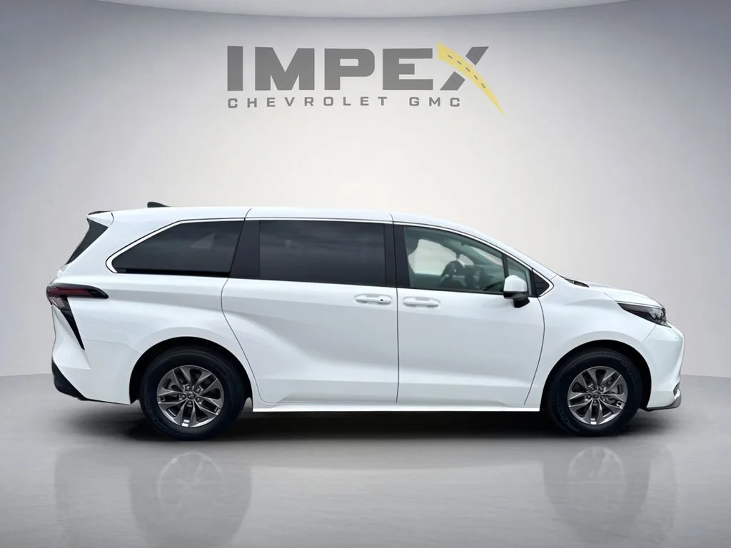 Used 2025 Ice Cap Toyota LE image 6