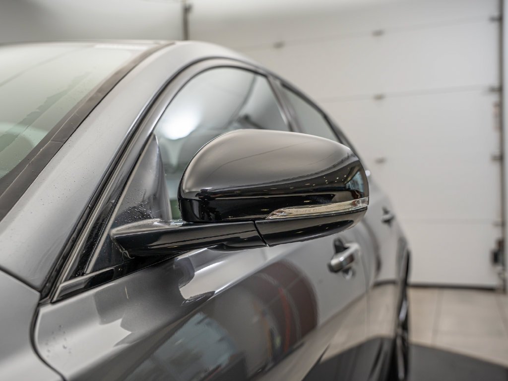 Used 2024 Eiger Gray Metallic Jaguar R-Dynamic SE image 9