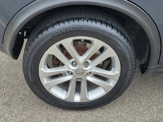 Used 2014 Blue Nissan S image 7