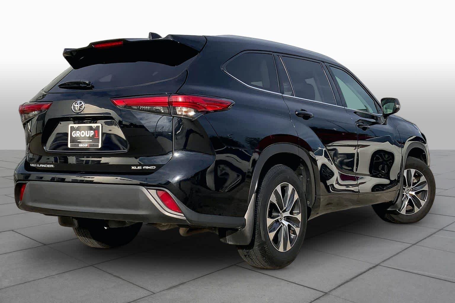 Used 2022 Midnight Black Metallic Toyota XLE image 11
