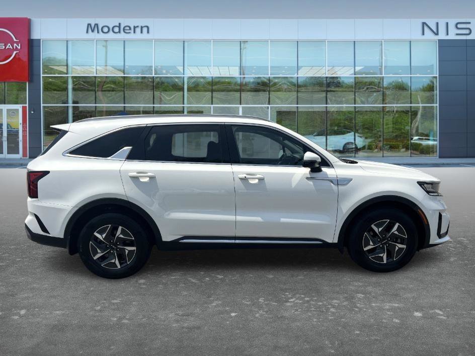 Used 2022 Snow White Pearl Kia EX image 4