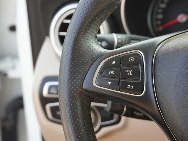 Used 2019 White Mercedes-Benz GLC 300 image 29
