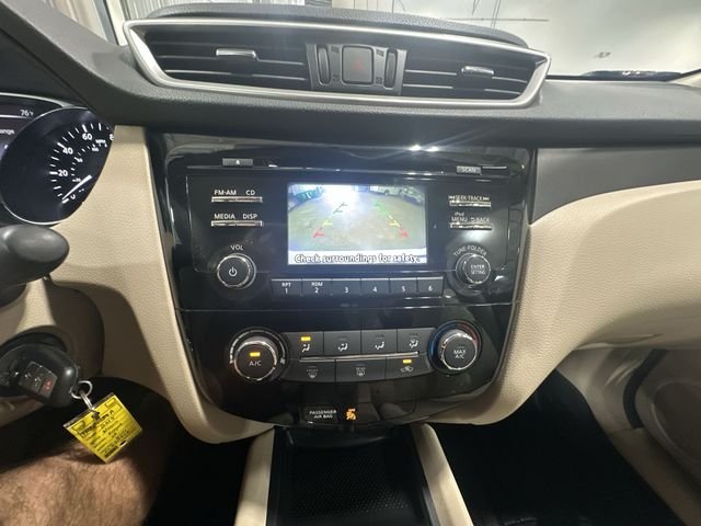 Used 2015 Glacier White Nissan S image 29