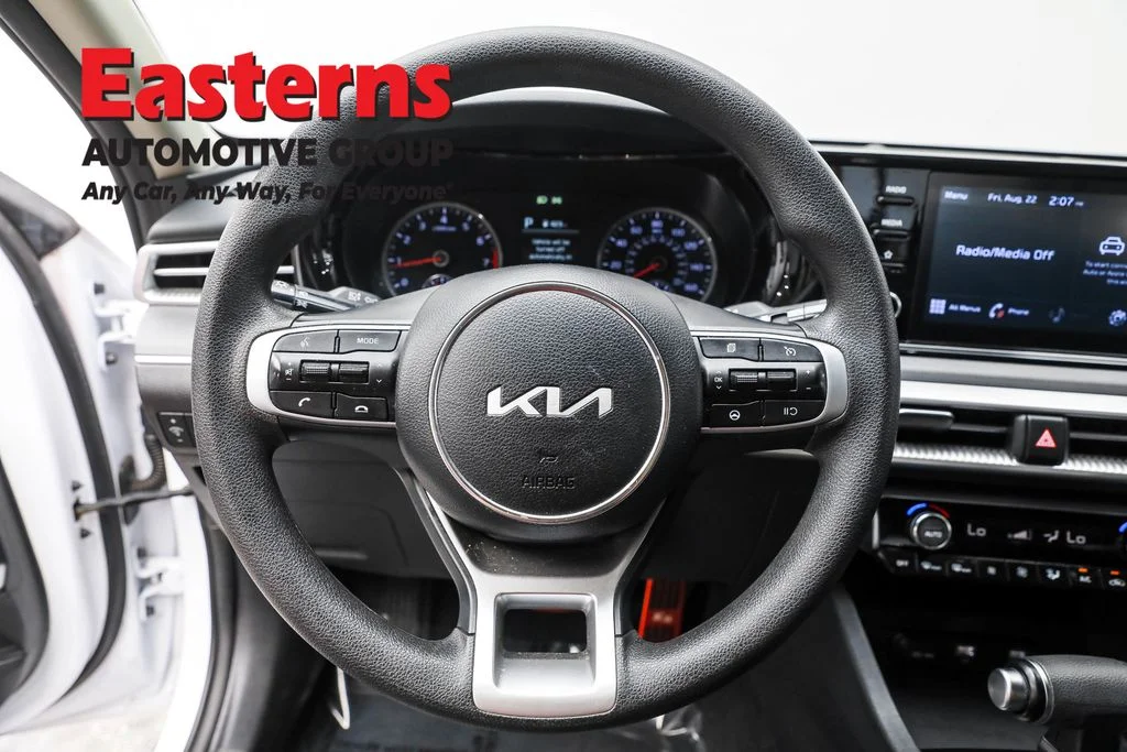 Used 2023 White Kia LXS image 10