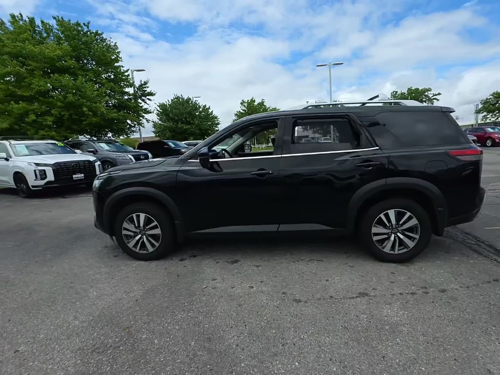 2024 Nissan Pathfinder SL 4WD's photo