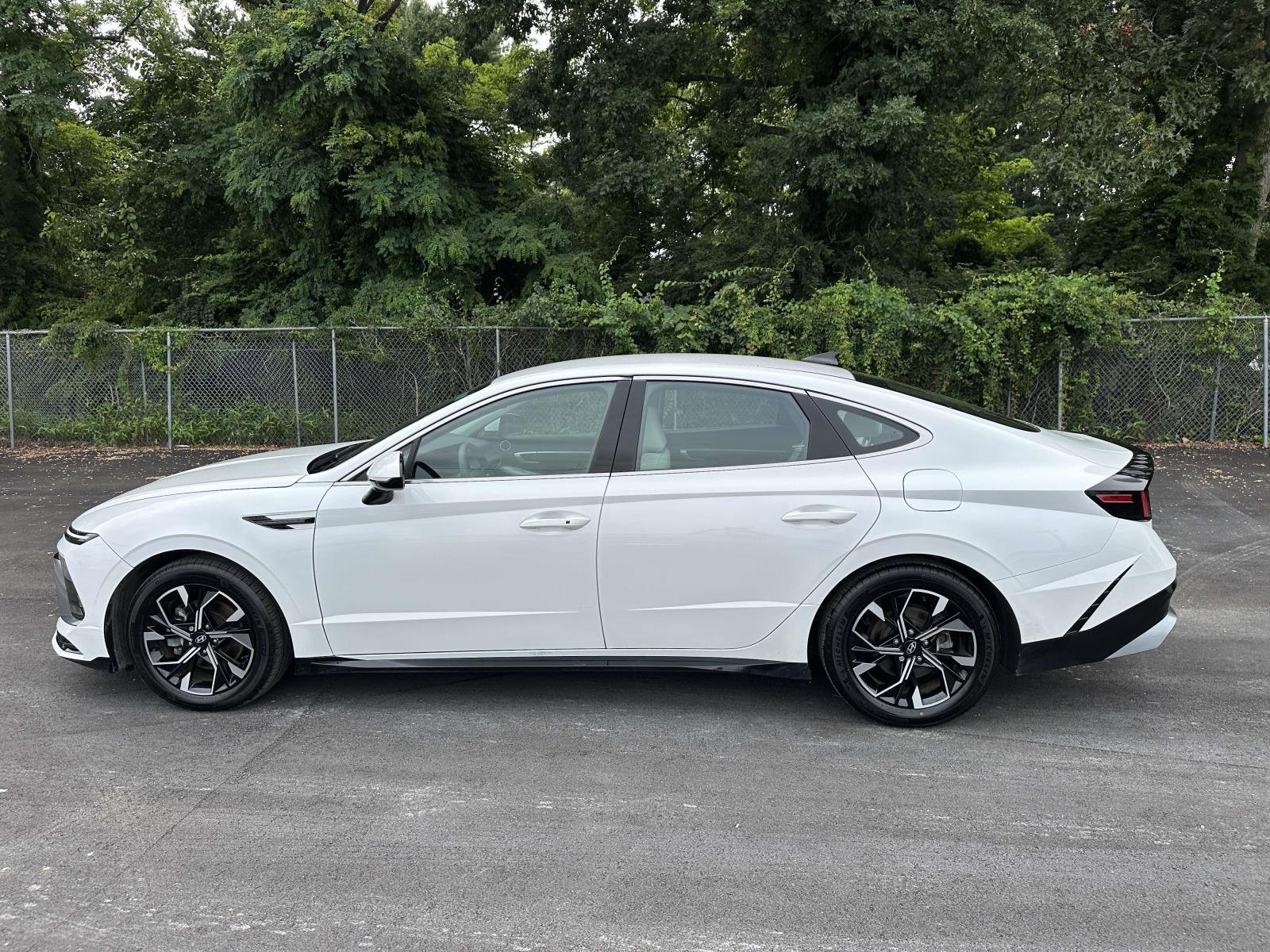 Certified Used 2025 White Hyundai SEL image 9