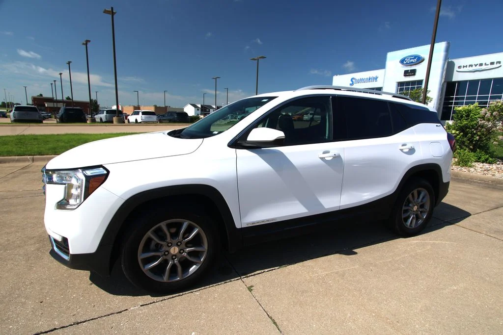 Used 2024 White GMC SLT image 16