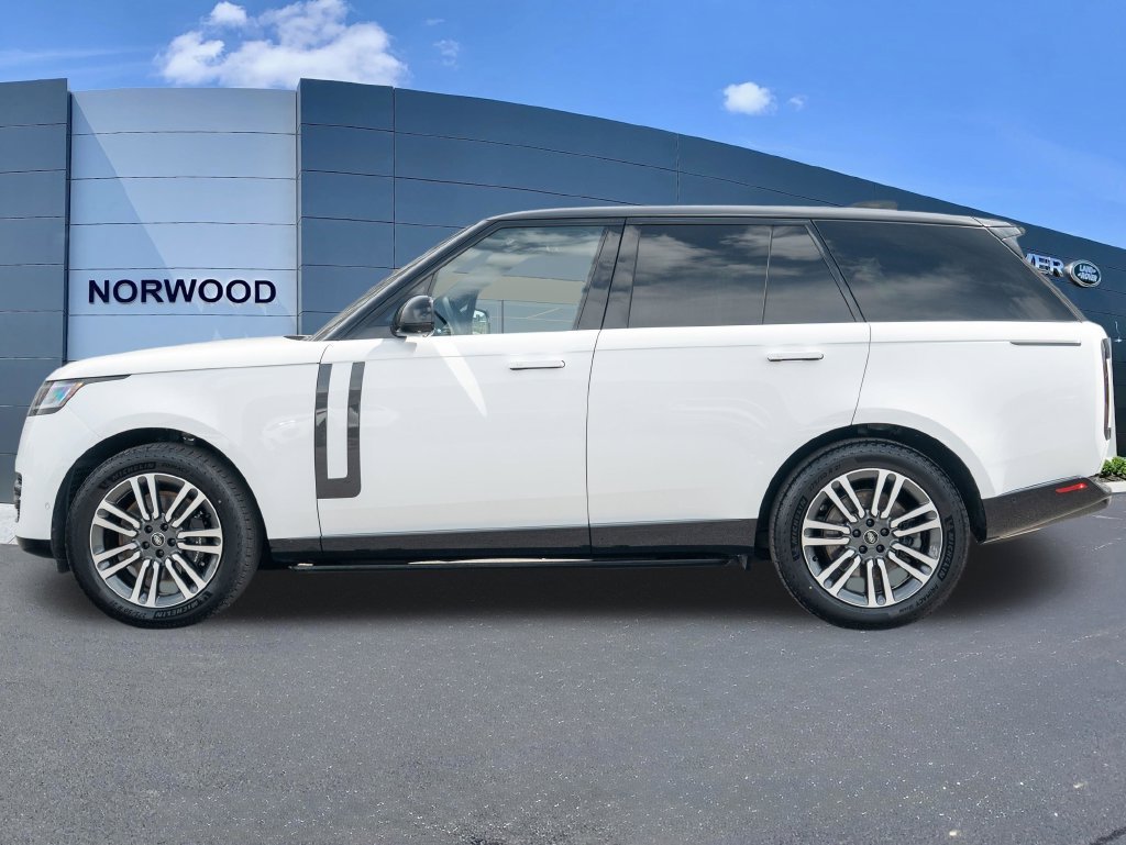 Used 2023 White Land Rover SE image 8