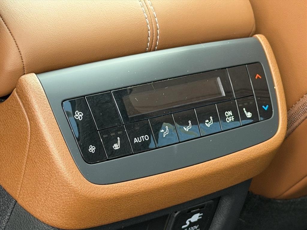 Used 2025 Everest White Pearl Tricoat Nissan Platinum image 13