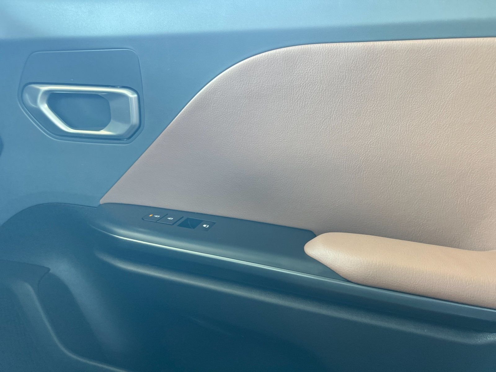 New 2026 Snow White Pearl Kia LXS image 17