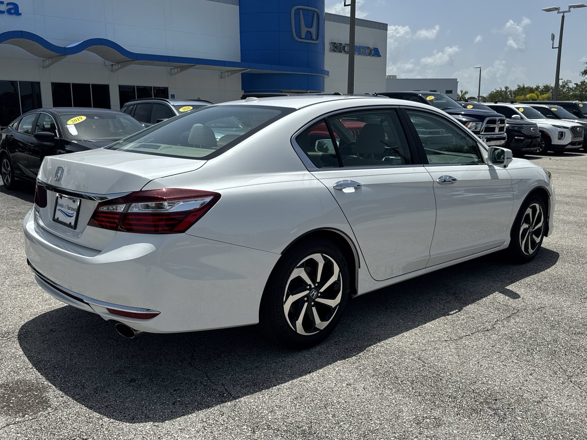 Used 2017 White Honda EX image 6