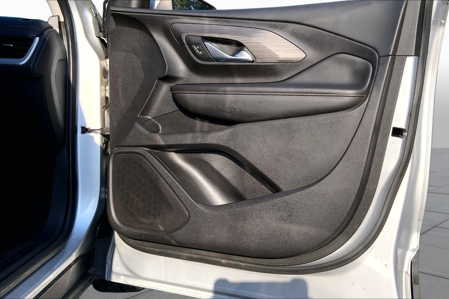 Used 2018 Quicksilver Metallic GMC SLT image 22