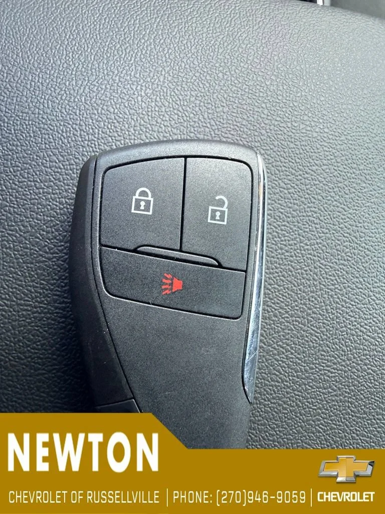 Used 2024 Summit White GMC Elevation image 29