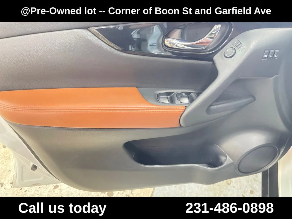 Used 2017  Nissan SL image 14