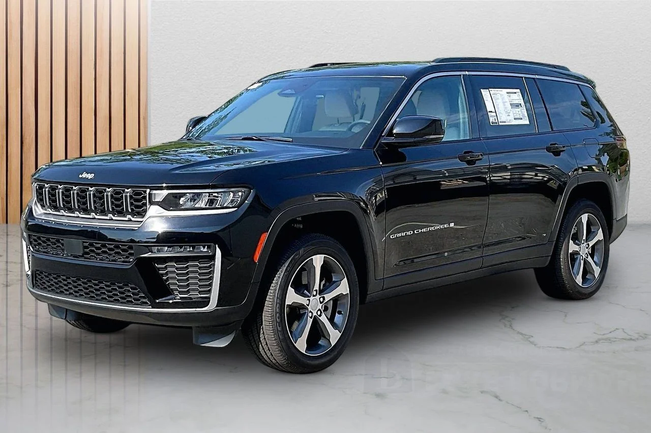 New 2026 Diamond Black Crystal Pearl-Coat Exterior Paint Jeep Limited image 4