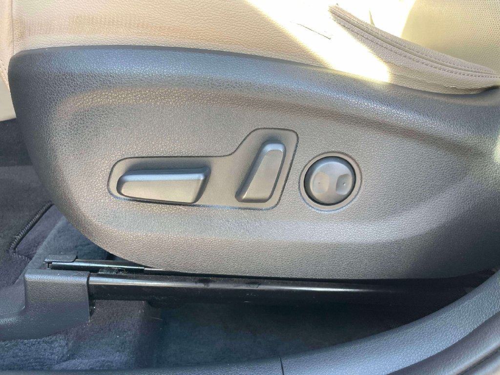 Used 2017 Red Hyundai SE Plus image 18