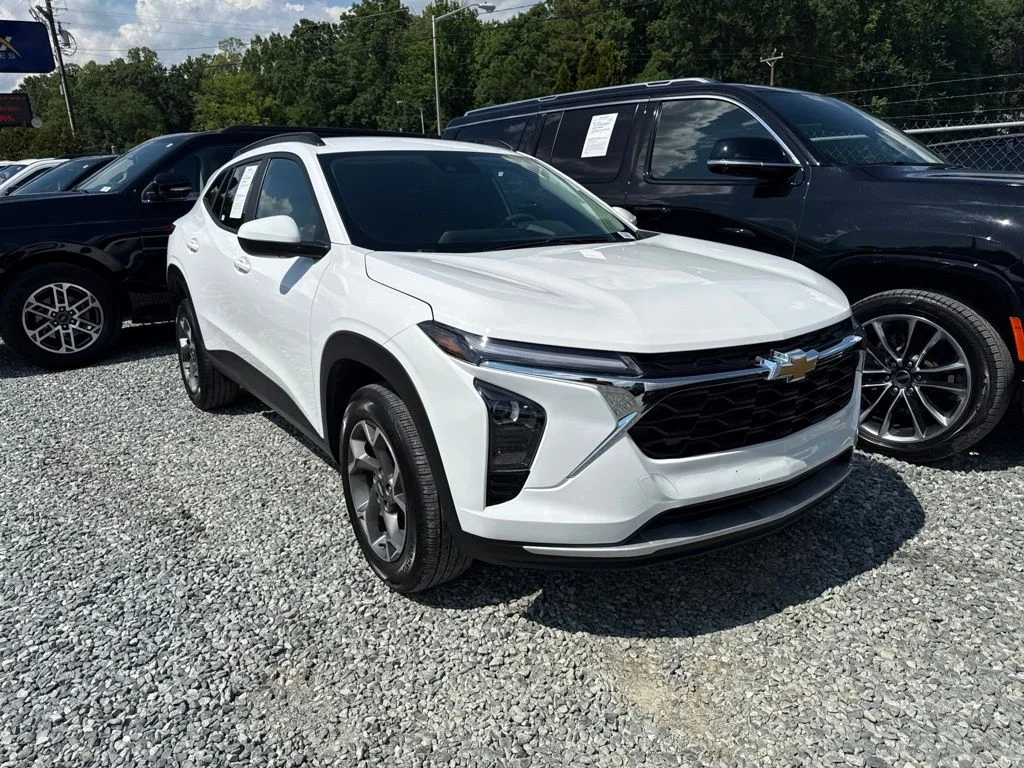 Used 2025 White Chevrolet LT image 2