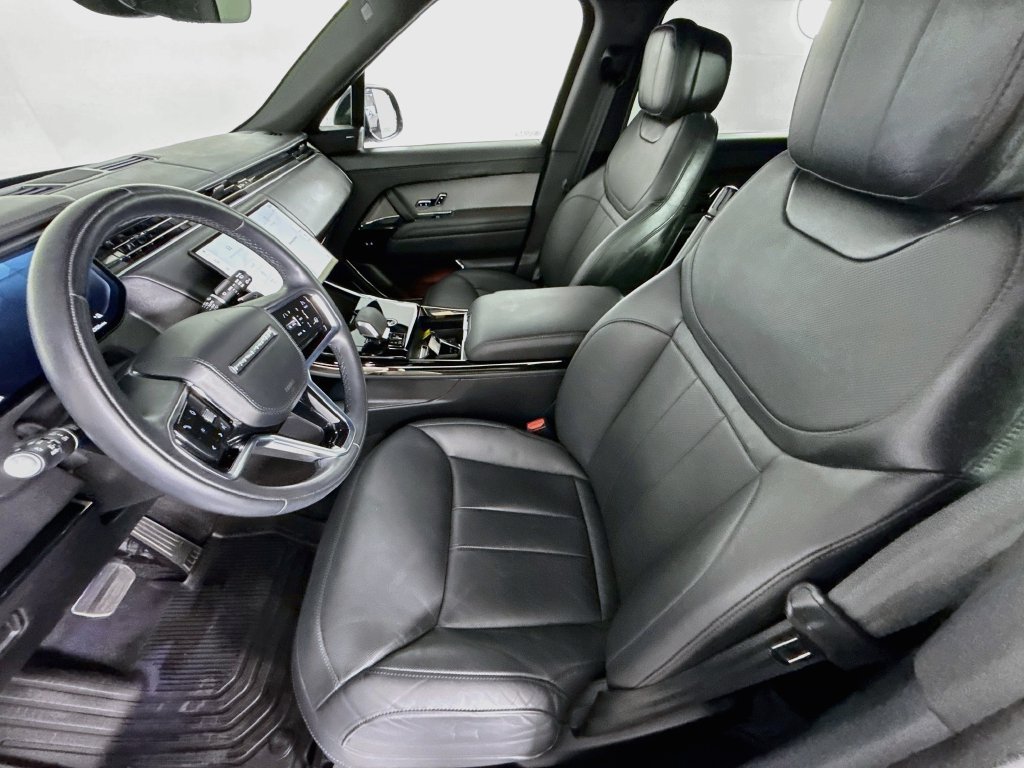 Used 2024 Black Land Rover SE image 5