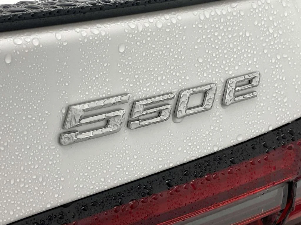 2026 BMW 5 Series 550e - Photo 11