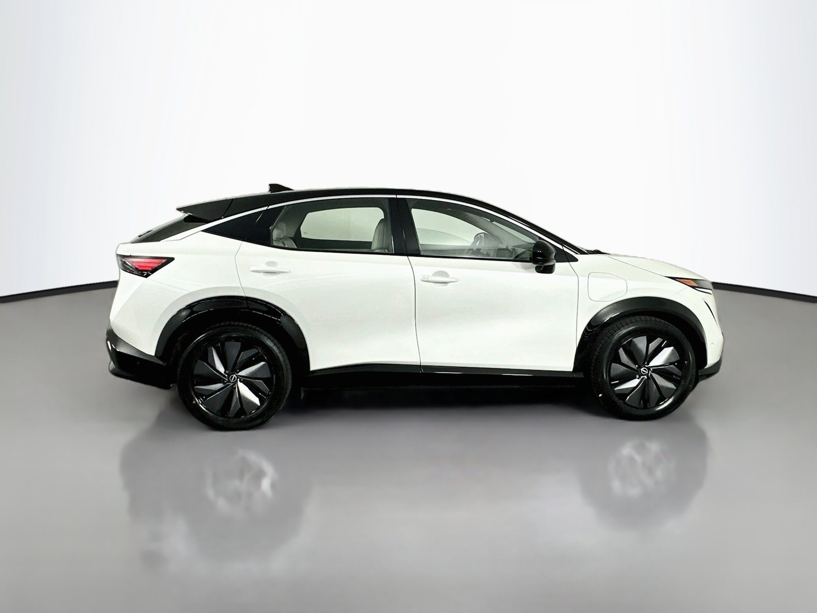 Used 2024 Everest White Pearl Tricoat/Black Diamond Pearl Nissan EMPOWER+ image 8