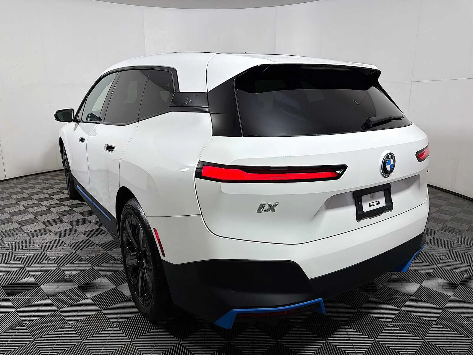 Used 2023 Alpine White BMW xDrive50 image 5