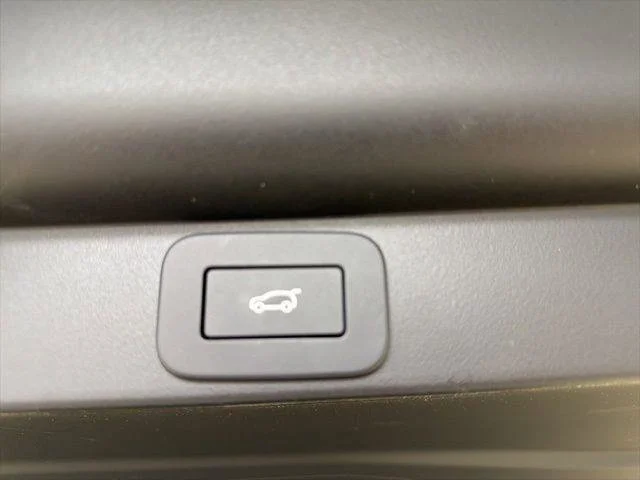 Used 2026  Land Rover SE image 17