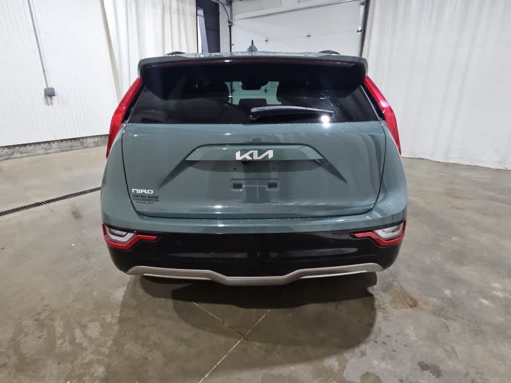 Used 2023 Cityscape Green Kia Wave image 6