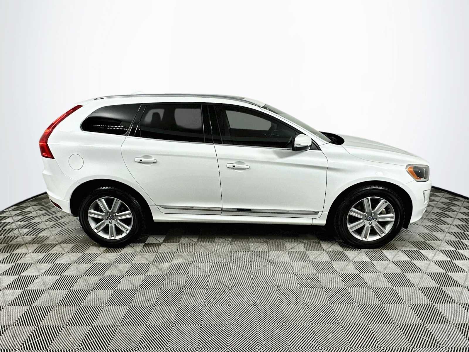 Used 2017 Crystal White Pearl Metallic Volvo Inscription image 8