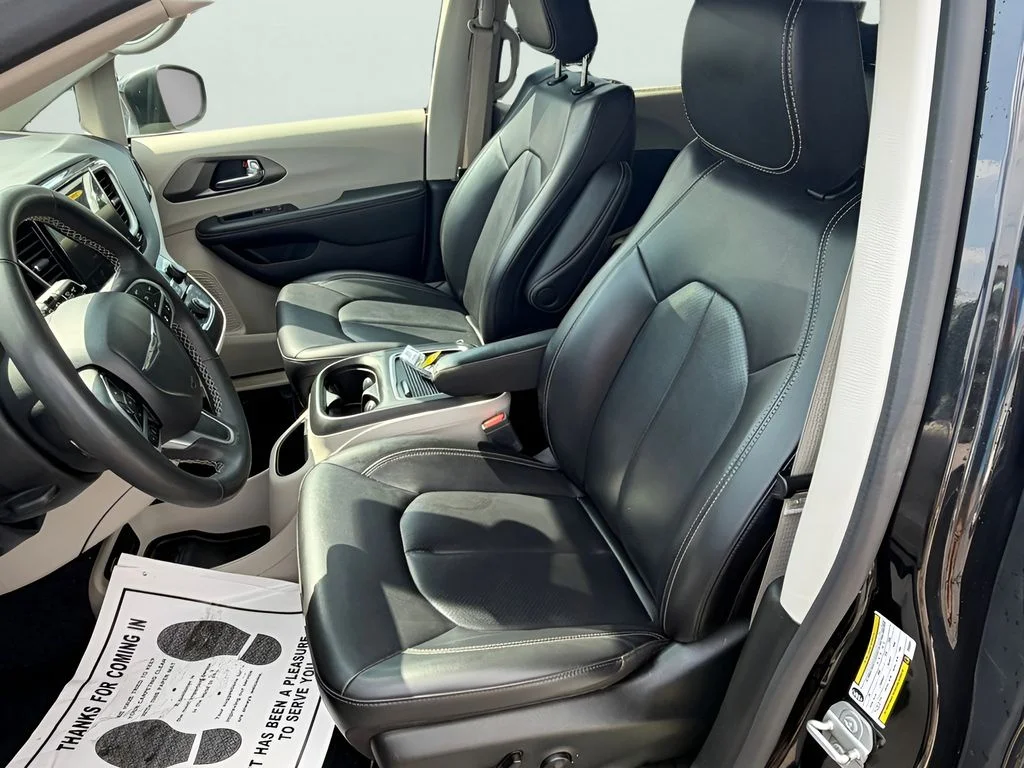 Used 2023 Brilliant Black Crystal Pearlcoat Chrysler Touring L image 17