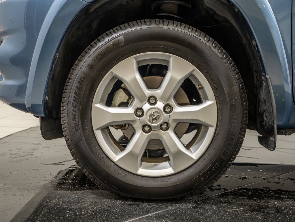 Used 2011 Pacific Blue Metallic Toyota Limited image 13