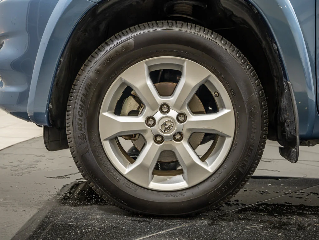 Used 2011 Pacific Blue Metallic Toyota Limited image 13