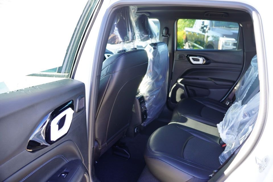 New 2025 Bright White Clear-Coat Exterior Paint Jeep Altitude Special Edition image 11