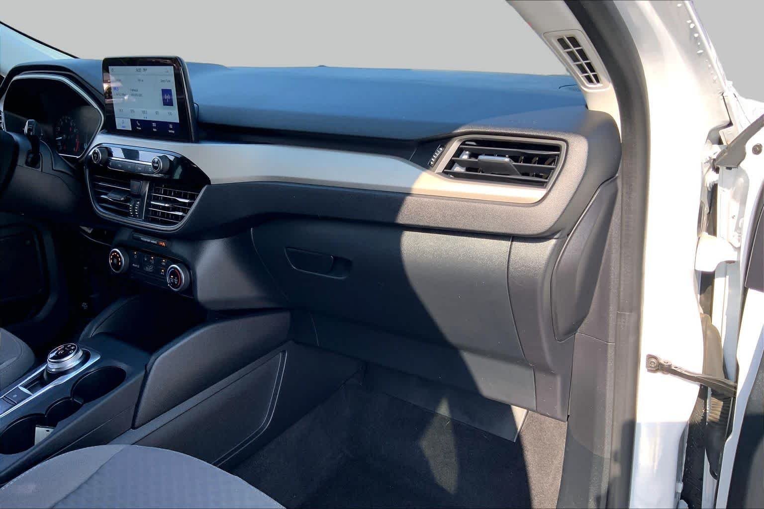 Certified Used 2021 Oxford White Ford SE image 17