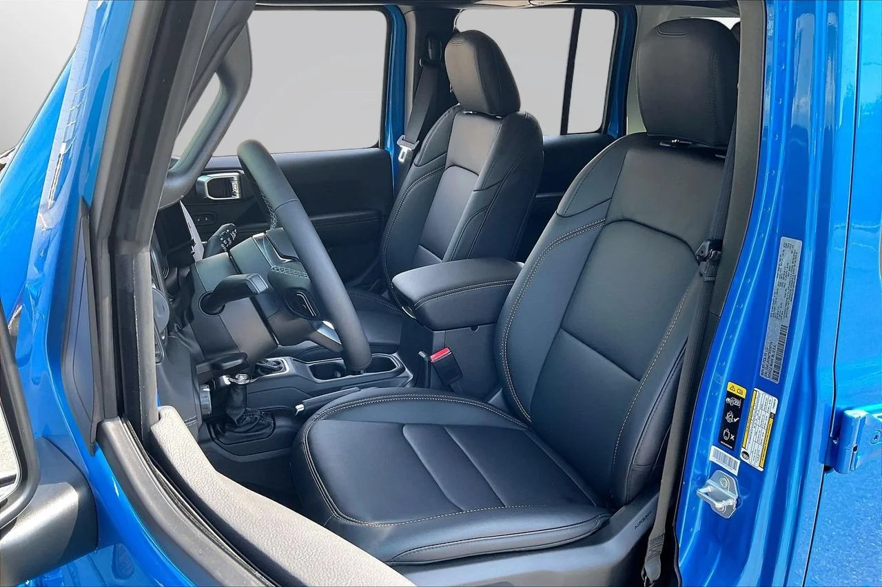 New 2026 Hydro Blue Pearl-Coat Exterior Paint Jeep Sahara image 19