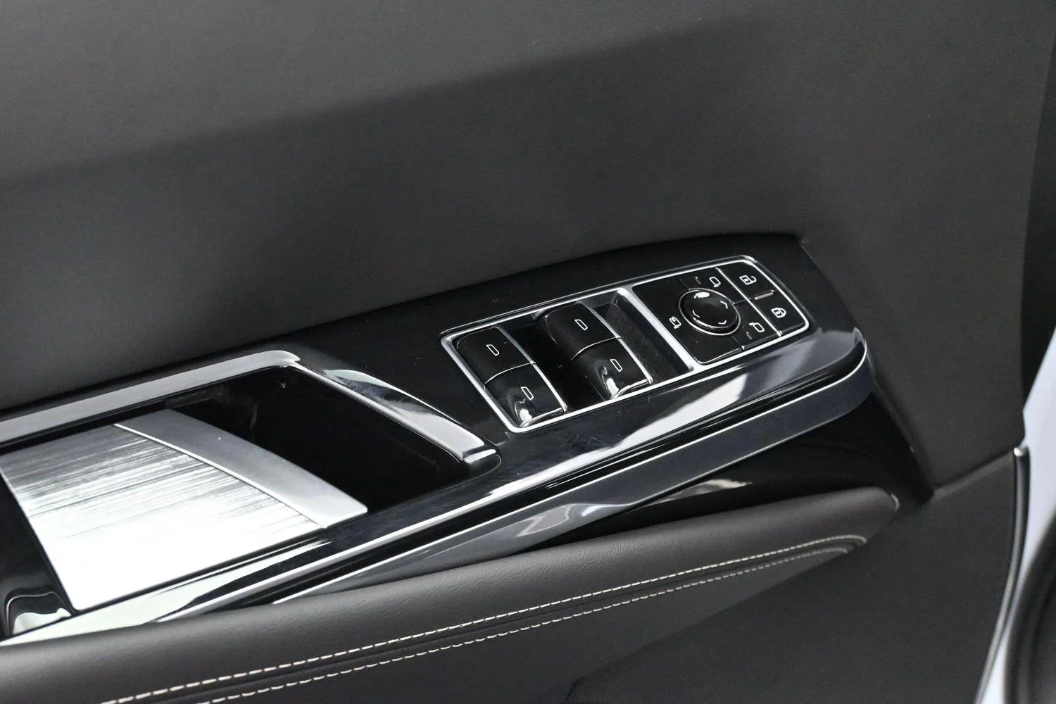 Used 2026 Vibrant White Tricoat Cadillac Platinum Sport image 11