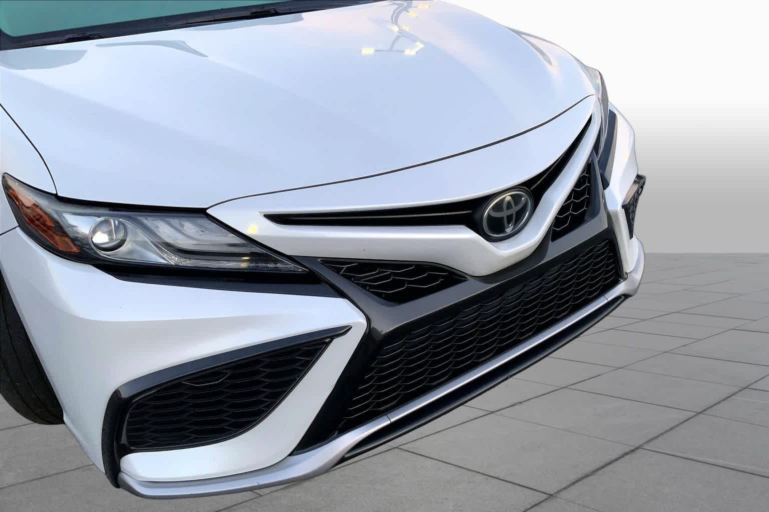 Used 2022 Wind Chill Pearl Toyota XSE image 27