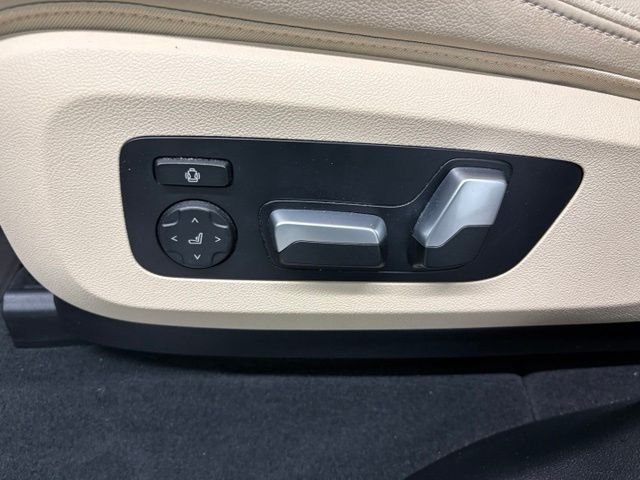 Used 2022 White BMW xDrive40i image 21