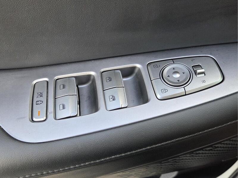 Used 2023 White HYUNDAI SEL FWD image 22