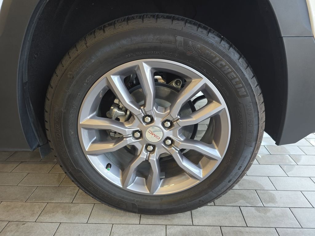 Used 2023 White GMC SLT image 35
