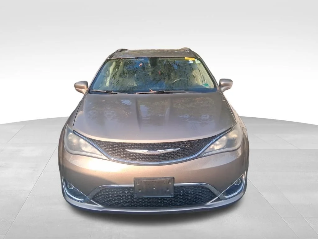 Used 2017 Silver Chrysler Touring L image 2