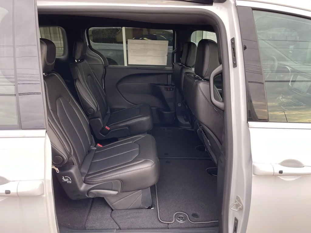 New 2026 Bright White Clear-Coat Exterior Paint Chrysler Select image 12