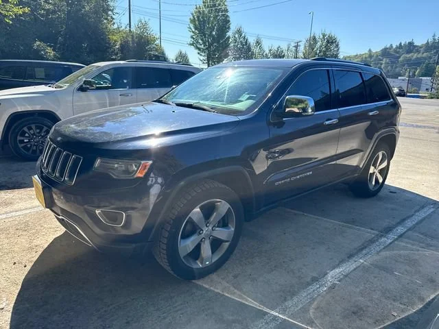 Used 2014 True Blue Pearlcoat Jeep Limited image 3