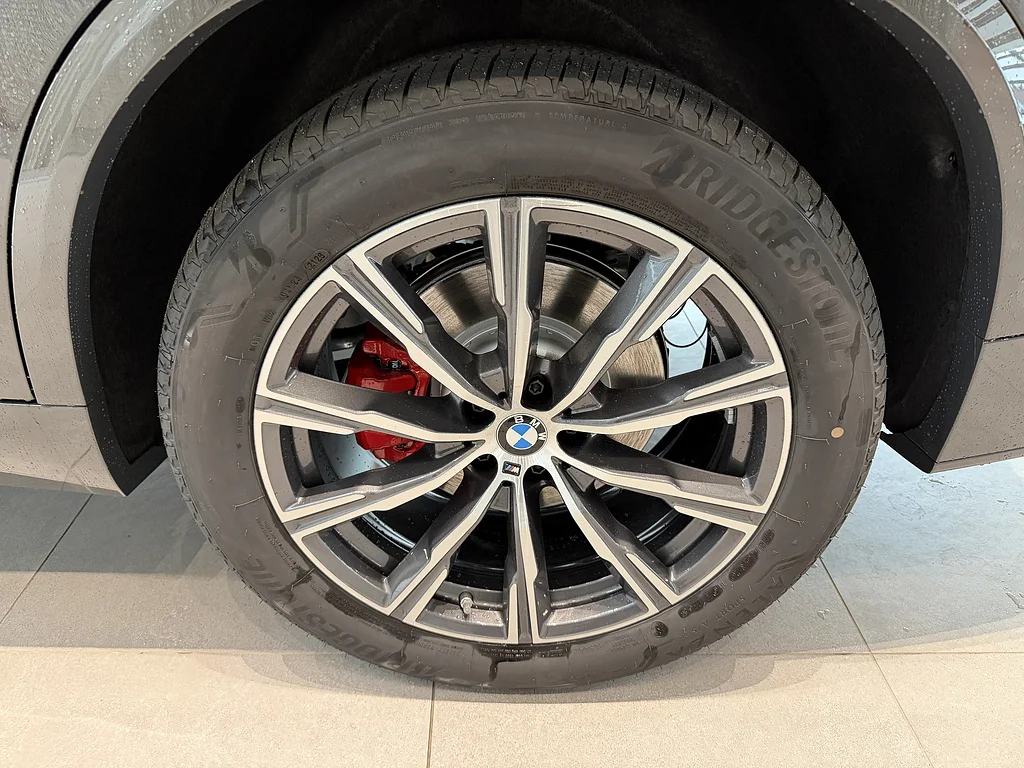 New 2026 Dravit Grey Metallic BMW xDrive40i image 7