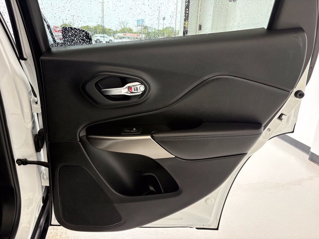 Used 2020 White Jeep Latitude image 33