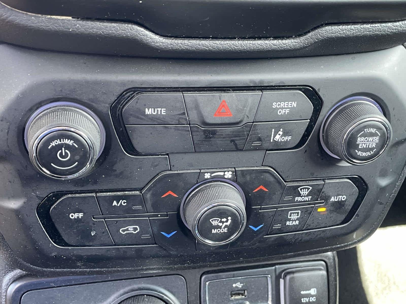 Used 2023 Gry/grey Jeep Latitude image 34