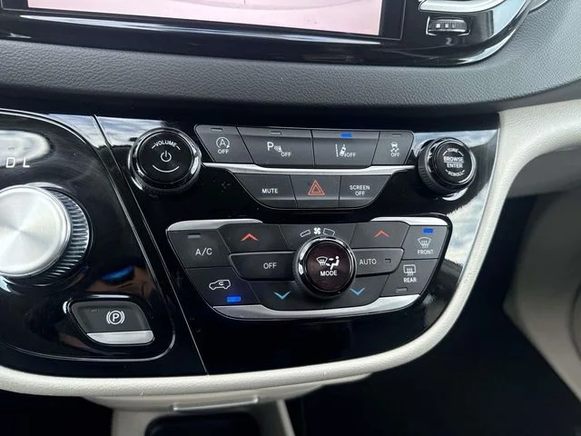 2024 Chrysler Pacifica Touring L - Photo 30