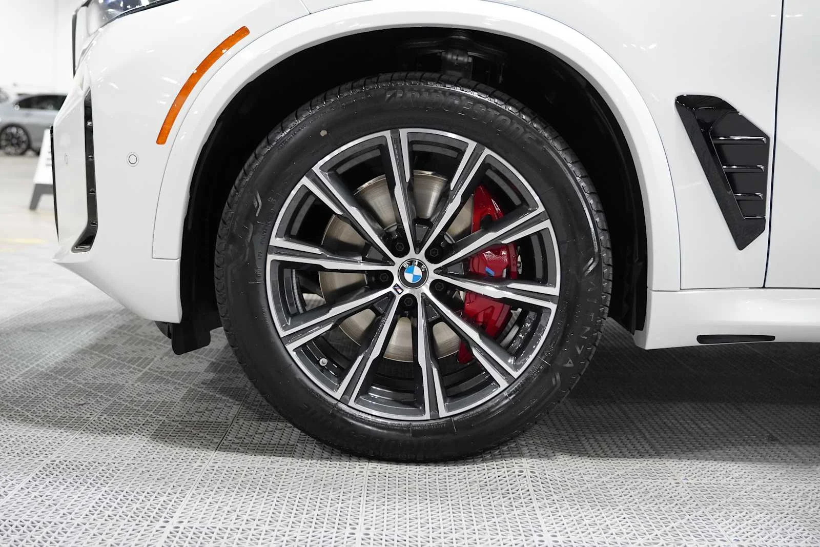 New 2026 Mineral White Metallic BMW xDrive40i image 7