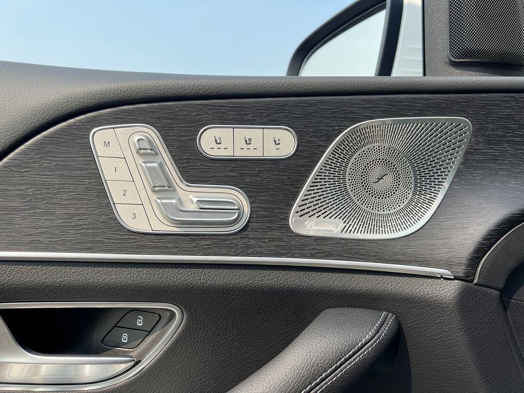 New 2026 MANUFAKTUR Moonlight White Metallic Mercedes-Benz GLS 450 image 12