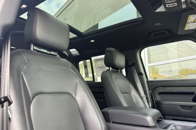 New 2026 Woolstone Green Land Rover X-Dynamic SE image 15