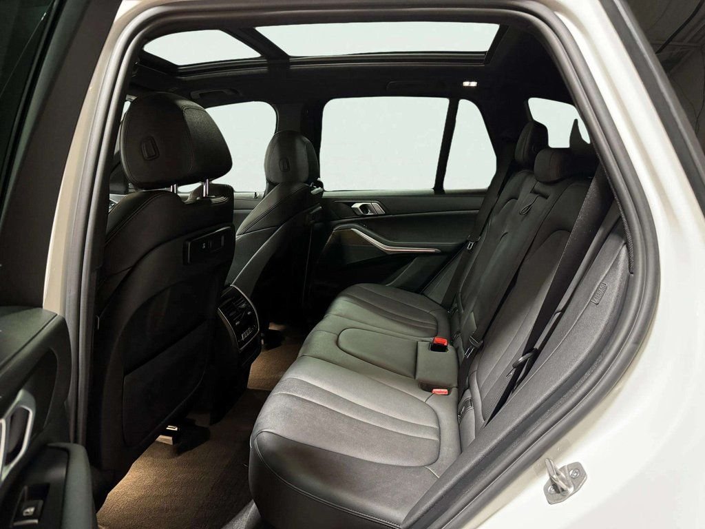 Used 2022 White Metallic BMW xDrive40i image 26